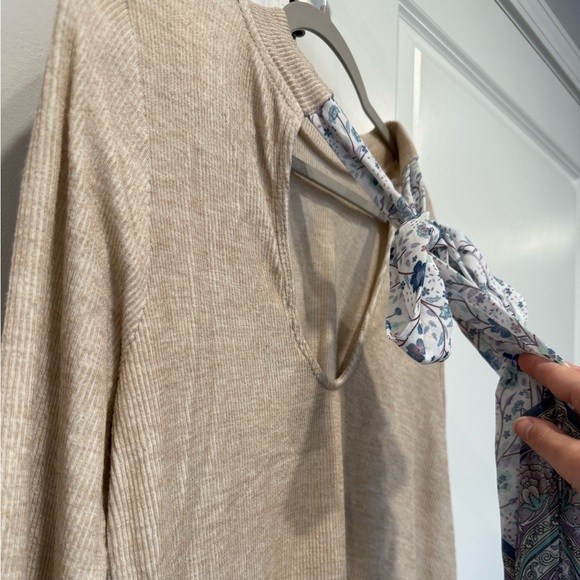 Tan shirt with open back and bow - Picture 5 of 6